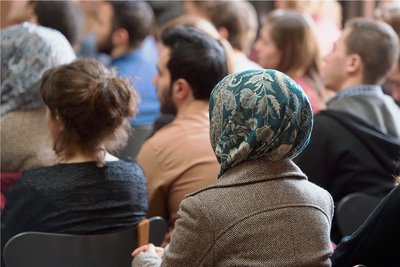 Vergabe von Zertifikaten in einem Deutschkurs für Migrantinnen und Migranten. Zu ihrer Integration in die Gesellschaft braucht es mehr als Sprachkenntnisse oder einen Arbeitsplatz: soziale Teilhabe. Dabei spielt die Zivilgesellschaft eine entscheidende Rolle, wie ein aktuelles Forschungsprojekt für den ländlichen Raum zeigt.