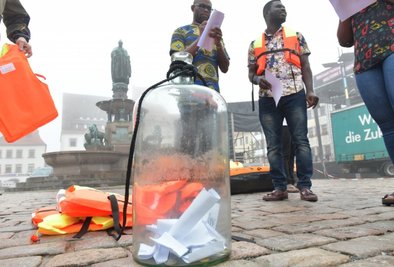 Das Publikum schrieb Wünsche auf Zettel und warf sie in eine große Flasche.
