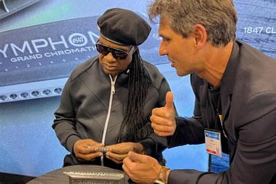 2023 gehörte auch Stevie Wonder zu den Besuchern am Seydel-Stand, hier im Gespräch mit Lars Seifert.