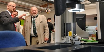 Geschäftsführer erklärt Anlage
