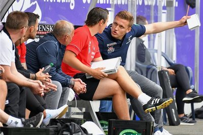 Besonders in der ersten Halbzeit im Spiel gegen Sandhausen hatte Aue-Trainer Alexey Shpilevski (rechts) viel zu kritisieren.