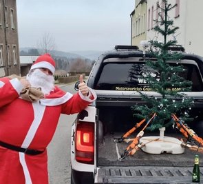 Der MC Grünhain hat das erste Mal in der Vereinsgeschichte seinen eigenen Rauschebart auf Tour geschickt, um die Kinder der Club-Mitglieder zu bescheren. Da dürfen Geschenke im Sack und der Christbaum auf der Ladefläche des "Rentier-Mobils" nicht fehlen. 