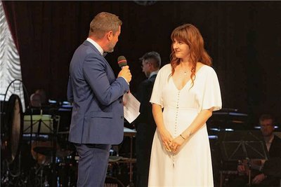Intendant Dirk Löschner mit Designerin Zuzana Kedronová.