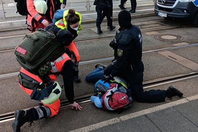 Ein Demonstrant wurde bei der Auflösung eines Blockadeversuchs von einem Sanitäter behandelt.