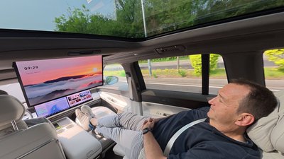 Geht es noch relaxter? Unser Testfahrer überzeugt sich von den Annehmlichkeiten, die der ID.Era 9X seinen Passagieren bietet.