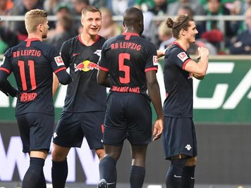             Timo Werner (l-r), Willi Orban, Dayot Upamecano und Torschütze Marcel Sabitzer feiern ein weiteres Tor in Bremen.