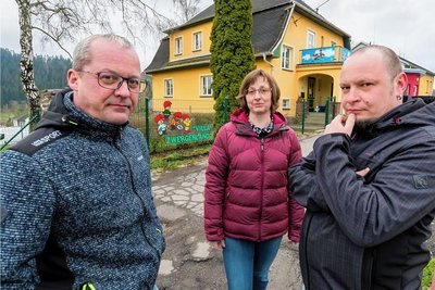 Elternsprecherin Janine Werner, Jan-Gert Reuther (l.) sowie Christian Passow können nicht nachvollziehen, dass ihre Kinder mit der Einschulung im August den Hort im Nachbarort Seiffen besuchen sollen. 