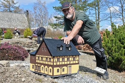 Jörg Wiegand baut die neuen Modelle aus Kunststoff. 