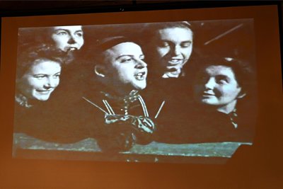 Mitglieder des Kulturensembles von Esda Auerbach in Aktion.