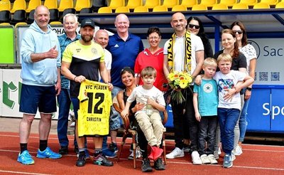Christin Ziehr (sitzt in der Mitte mit ihrem Sohn auf dem Schoß) hat ihr Ziel erreicht und ist 350 Runden im Vogtlandstadion für den guten Zweck gelaufen. Nach Ablauf der Zeit wurde sie gebührend empfangen. 