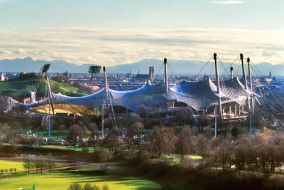 Das Zeltdach des Münchener Olympiastadions.