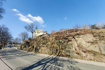 Dieser Fels in Schönheide hat Risse und droht zu bröckeln.