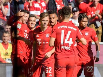             Die Spieler von Bayern München jubeln mit Torschütze Robert Lewandowski (l) über die 1:0-Führung gegen Union Berlin.