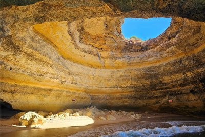 Mit dem Boot zur Grotte von Bernagil – an der Algarve finden sich einige versteckte Schätze.