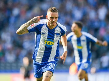             Marius Wolf (l) jubelt nach seinem Tor zum 2:0 für Hertha BSC gegen den SC Paderborn.