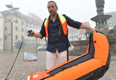 Künstler Shannon Alexander Murphy mit dem Schlauchboot.