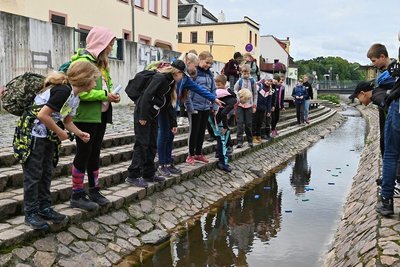 Die neuen Schüler des Freien Gymnasium Penig, hier die Klasse 5a, haben am Freitag eine echte Erlebnistour unternommen. Los ging es in Begleitung der Klassenlehrer im Gymnasium. Die erste Station war dann ein sogenanntes Fischrennen auf dem Mühlgraben mit selbst gebastelten Fischen. Den ganzen Tag über galt es für die Schüler, viele weitere Stationen zu bewältigen, an denen sportliche und spaßige Aufgaben warteten. So unternahmen sie zum Beispiel einen Spaß-Sommerskilauf, ein Menschenmemory oder Geschicklichkeitsspiele. Ziel der Tour war die Werner-Kästner-Halle in Chursdorf. Dort sollte es am Abend auch noch eine Nachtwanderung und eine Übernachtung in Zelten zusammen mit allen Eltern geben. Mit der abwechslungsreichen Tour sollten sich die Kinder und auch die Eltern kennenlernen können, so der Hintergrund.hö