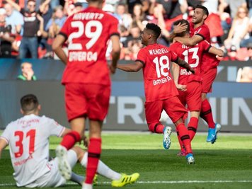             Leverkusens Lucas Alario (2.v.r.) bejubelt sein Tor zum 2:0 gegen den FC Köln mit Wendell und Kevin Volland.