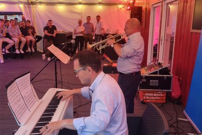 Frank Müller-Rosentritt sorgte zum Sommerfest gleich selbst für die passende Musik. Natürlich mit Trompete, aber auch mit Stimme.