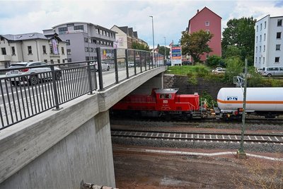 Die Brücke überspannt die Bahnlinie Dresden-Chemnitz-Zwickau. Sie wurde in zwei Abschnitten komplett durch eine neue ersetzt. 