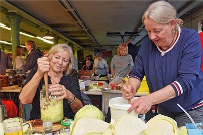In Steinbach ist zum siebten Mal die Sauerkrautaktion für Hobbyköche organisiert worden. Aus Dresden waren Birgit Lehmann (links) und Myren Urban angereist. 