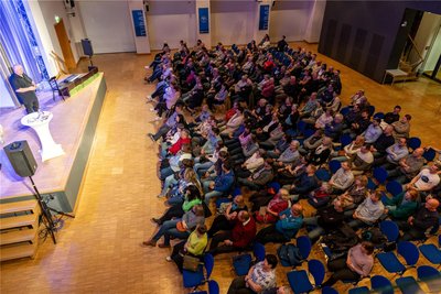 Etwa 200 Gäste verfolgten in der Alten Mensa Profitlichs Programm, er ist auf Jubiläumstour unterwegs.