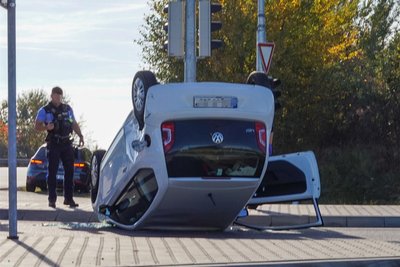 Nach ersten Angaben kollidierten ein Seat und ein VW Up. Dieser landete auf dem Dach.
