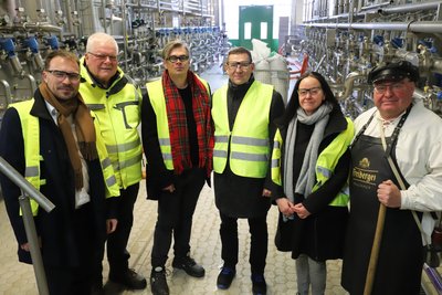 Philipp Preißler, Michael Eßlinger, Jaroslav Rudiš, Holger Scheich, Heike Wenige und Braumeister Michael im Freiberger Brauhaus.