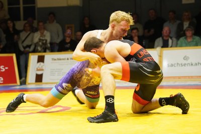 Aues Eigengewächs Tony Lehmann (l.) schlug sich gegen den international erfahrenen Dominik Jagusz vom RV Thalheim mehr als achtbar.