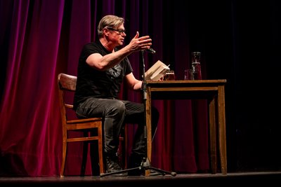 Jaroslav Rudiš bei seiner Lesung im Mittelsächsischen Theater Freiberg.
