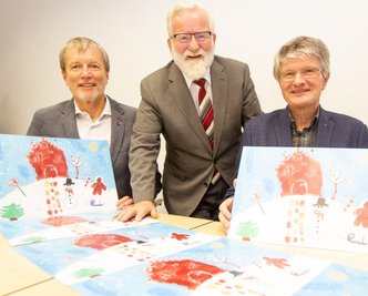 Präsentieren den neuen Rotary-Adventskalender: Dr. Hans Neuser vom Rotary-Club Vogtland Schloss Voigtsberg,Holger Männel vom Club Reichenbach-Auerbach und Matthias Seidel vom Plauener Club (von links). 