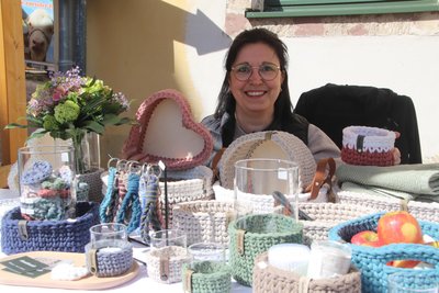 Anja Pötzsch zeigte zum Augustusburger Naturmarkt ihre selbst gemachten Häkelprodukte.
