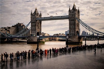 14 Stunden Wartezeit, um den Sarg der Queen zu sehen: Die lange Warteschlange auf dem Queen's Walk an der Tower Bridge.