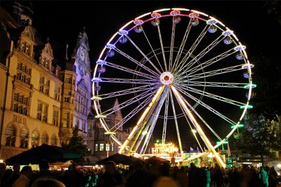 Das Riesenrad, das Wahrzeichen der größten Fete in der Stadt, kehrt auf den Obermarkt zurück.