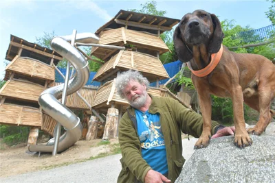 „Sauensäger“ Andreas Martin hat den Spielplatz erweitern lassen. Hund Uko darf aber nicht auf die Rutsche.