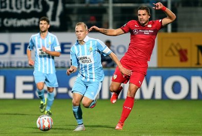 CFC-Abwehrspieler Alexander Nandzik (l.), der das entscheidende 2:1 erzielte, im Duell mit dem Stuttgarter Marco Günttner.