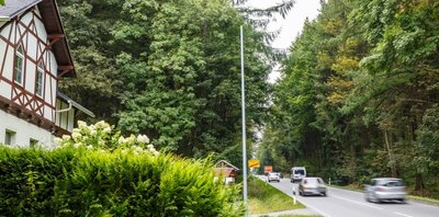 Nach der Kritik der Bewohner wurde dann doch wieder ein Laternenmast - noch ohne Lampe - an dem Haus direkt an der B 101 aufgestellt. 