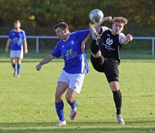 Beide Mannschaften schenkten sich im Derby nichts. Vincent Pohle vom MSV (rechtes) behielt gegenüber Felix Strauß die Oberhand. 