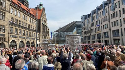 Der Andrang bei der Eröffnungsfeier des neuen Chemnitzer Marktbrunnens war groß.