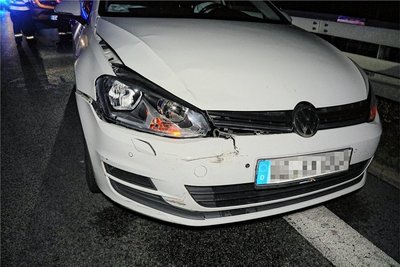 Auch der am Unfall beteiligte VW wurde beschädigt.