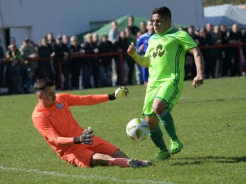 Crossens Keeper Tommy Kitruschat (li.) hat sich im Pokalfinale gegen Werdau durchgesetzt - rechts Werdaus Rene Horvath.