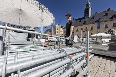 Jonathan Engel und seine Kollegen haben nicht nur die große Bühne samt Licht und allem Drum und Dran aufgebaut.