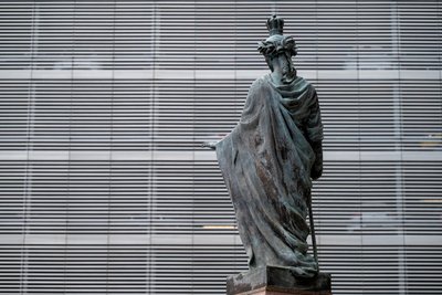 Der Saxonia-Brunnen auf dem Johannisplatz im Stadtzentrum von Chemnitz. Direkt über dem ehemaligen Ladengeschäft, in dem sich das Dokumentationszentrum befindet: ein Parkhaus.
