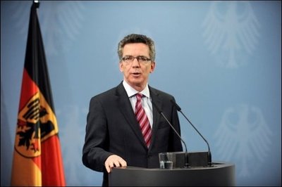 Trotz der erhöhten Sicherheitslage und den Hinweise auf konkrete Anschlagsplanungen hierzulande bemühte sich Innenminister Thomas de Maizière, keine Verunsicherung durch seine Warnungen zu schüren: "Es gibt Grund zur Sorge, aber keinen Grund zur Hysterie.