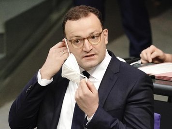             Bundesgesundheitsminister Jens Spahn verteidigt in der Debatte im Bundestag die Corona-Beschränkungen.