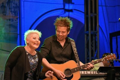 Eine Roxette-Coverband brachte das Flair der 90er zurück...