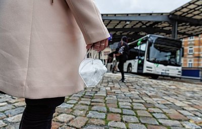 Eine FFP2-Maske muss in den Bussen des Öffentlichen Personennahverkehrs im Erzgebirge seit Montag nicht mehr getragen werden. Stattdessen wird nur noch "dringend empfohlen", eine Maske zu tragen. 
