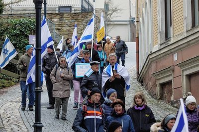 Der Marsch des Lebens führte unter anderem zur Ecke Siebenhäusergasse und Buchholzer Straße, wo sich einst das Betlokal der jüdischen Gemeinde befunden hat. 