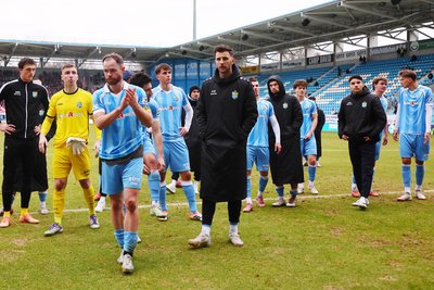 Enttäuschung pur: Die Spieler des Chemnitzer FC beim Gang zur Fankurve nach der 0:4-Niederlage gegen Erfurt.