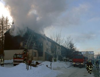 
              <p class="artikelinhalt">Sechs Wohnungen mussten am Freitag nach diesem Brand in Scheibenberg evakuiert werden. Die Flammen hatten sich ihren Weg aus einer Küche bis zum Dach gebahnt. </p>
            